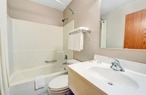 Beech Grove Hotel | Super 8 by Wyndham Indianapolis Emerson