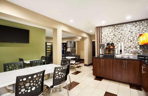 Joplin Hotel | Super 8 by Wyndham Joplin