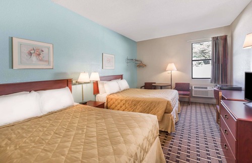 Knoxville Hotel | Super 8 by Wyndham Knoxville Downtown Area