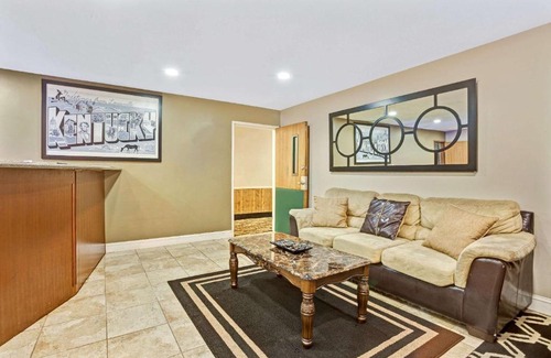 Edgewood Hotel | Super 8 by Wyndham Louisville Airport