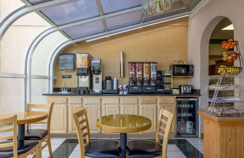 McDonough Hotel | Super 8 by Wyndham McDonough GA
