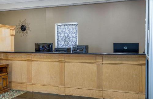 McDonough Hotel | Super 8 by Wyndham McDonough GA