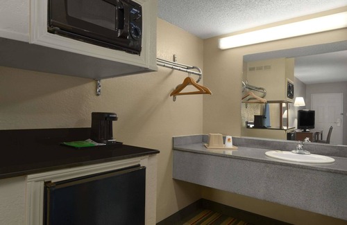 Meridian Hotel | Super 8 by Wyndham Meridian