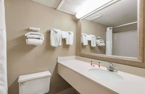 Miamisburg Hotel | Super 8 by Wyndham Miamisburg Dayton S Area OH