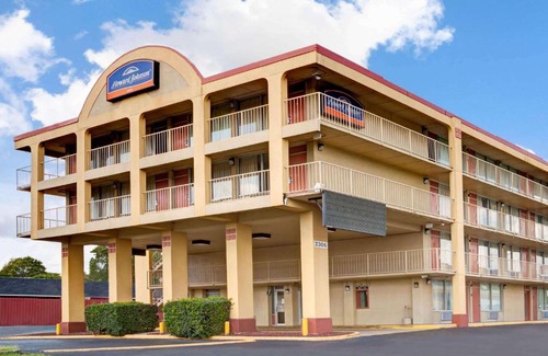 Talbot's Corner Hotel | Super 8 by Wyndham Nashville Downtown