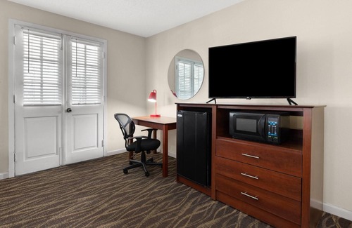 Viavant - Venetian Isles Hotel | Super 8 by Wyndham New Orleans