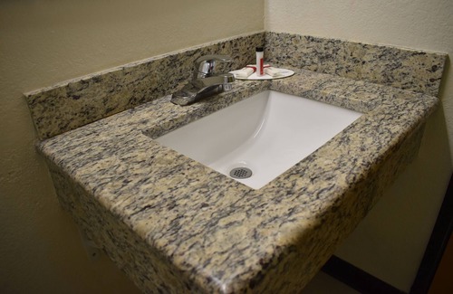 Newport News Hotel | Super 8 by Wyndham Newport News/Jefferson Ave.