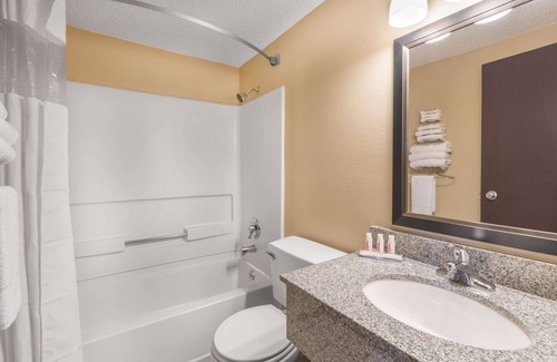 Pierre Hotel | Super 8 by Wyndham Pierre SD