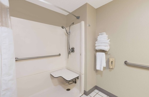 Pierre Hotel | Super 8 by Wyndham Pierre SD
