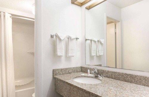 Riviera Beach Hotel | Super 8 by Wyndham Riviera Beach West Palm Beach
