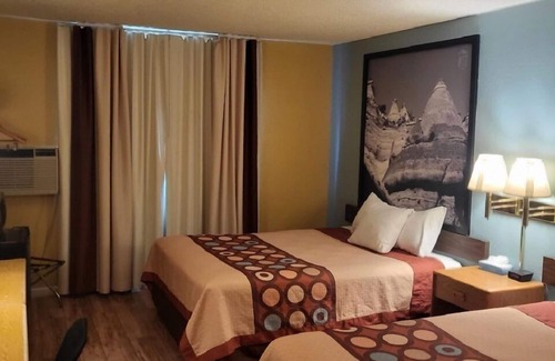 Raton Hotel | Super 8 by Wyndham Raton
