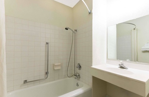Raton Hotel | Super 8 by Wyndham Raton