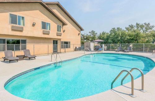Redding Hotel | Super 8 by Wyndham Redding