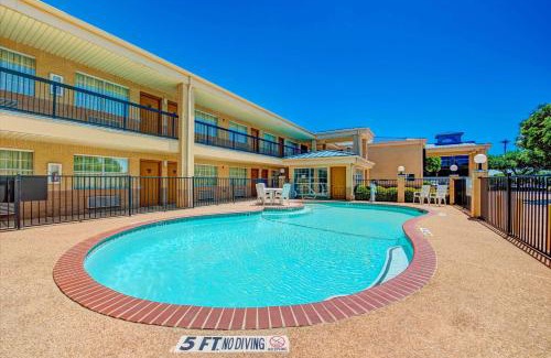 Richardson Hotel | Super 8 by Wyndham Richardson Dallas