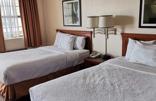 West San Antonio Hotel | Super 8 by Wyndham San Antonio Near SeaWorld Ingram Park
