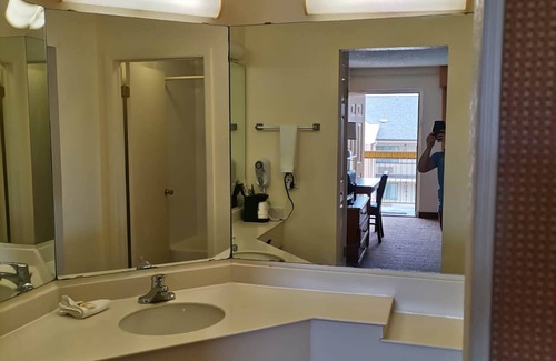 West San Antonio Hotel | Super 8 by Wyndham San Antonio Near SeaWorld Ingram Park