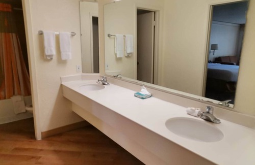 West San Antonio Hotel | Super 8 by Wyndham San Antonio Near SeaWorld Ingram Park