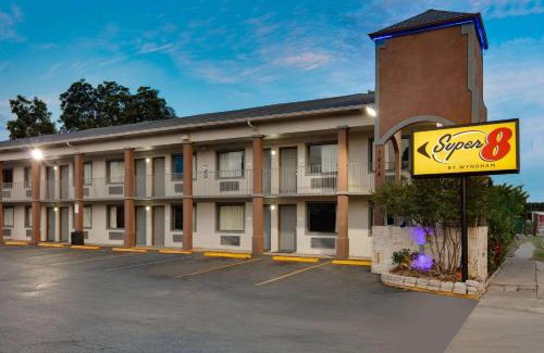 Downtown San Antonio Hotel | Super 8 by Wyndham San Antonio Pearl District Downtown
