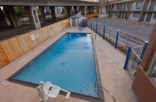 Downtown San Antonio Hotel | Super 8 by Wyndham San Antonio Pearl District Downtown