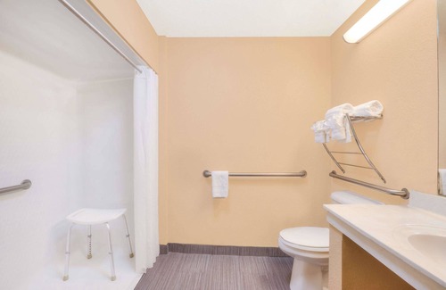 Farmers Branch Hotel | Super 8 by Wyndham Farmers Branch/North Dallas