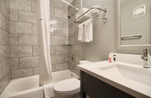 Pleasant Prairie Hotel | Super 8 by Wyndham Kenosha/Pleasant Prairie