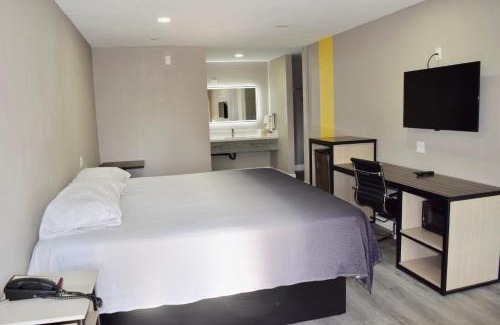 Visalia Hotel | Super 8 by Wyndham Visalia