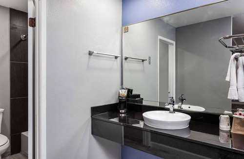Visalia Hotel | Super 8 by Wyndham Visalia