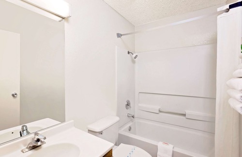 Yucca Valley Hotel | Super 8 by Wyndham Yucca Val/Joshua Tree Nat Pk Area