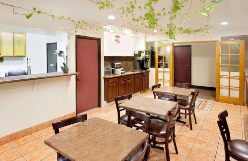 Yucca Valley Hotel | Super 8 by Wyndham Yucca Val/Joshua Tree Nat Pk Area