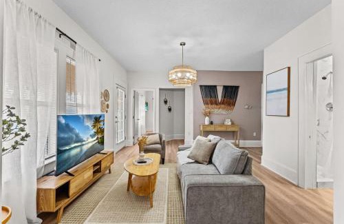 Historic Downtown Kissimmee Casa | SUPER BOHO - LAKE TOHO FISHiNG WATER FRONTs