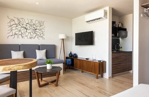 Ejidal Apartamento | Super chic studio one block from the famous 5ta Ave.