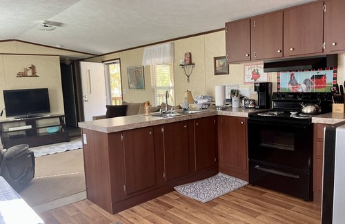 Newberry Casa | Super clean 7 mile from downtown Newberry safe quiet home Best Deal Around