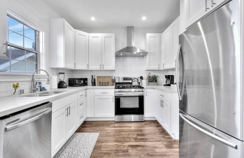 Willmore Casa | Super-Clean Bright & Big Private House w Huge Yard Near Beach, shopping + dining