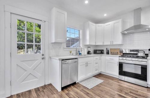 Willmore Casa | Super-Clean Bright & Big Private House w Huge Yard Near Beach, shopping + dining