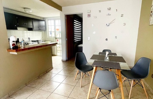 Zamora Casa | Casa Super limpia con AC, equipada, amenidades, escritorio y cochera.
