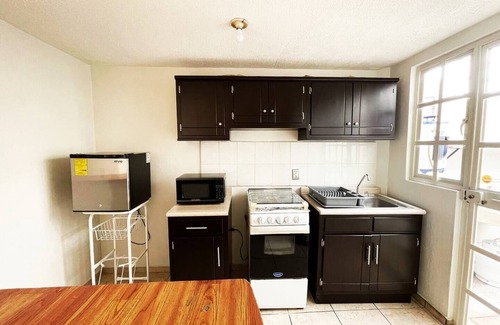 Zamora Casa | Casa Super limpia con AC, equipada, amenidades, escritorio y cochera.