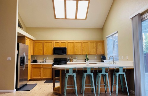 Elk Grove Casa | Super close to old town Elk Grove, shopping centers and to the parks!