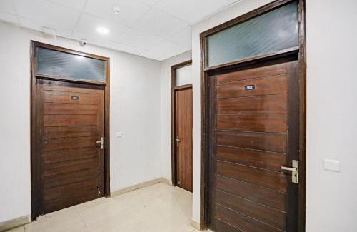 Sainik Farm Hotel | Super Collection O Agniv Residency Near Saket Metro
