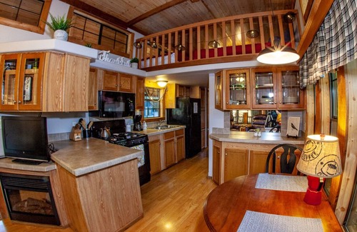 Three Oaks Cabina | Super cozy glamping cabin & family resort!