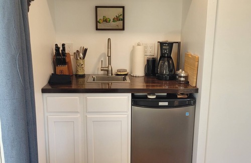 Calabasas Apartamento | Super Cute Guest Apartment with Private Entrance, Yard and Mountain Views.