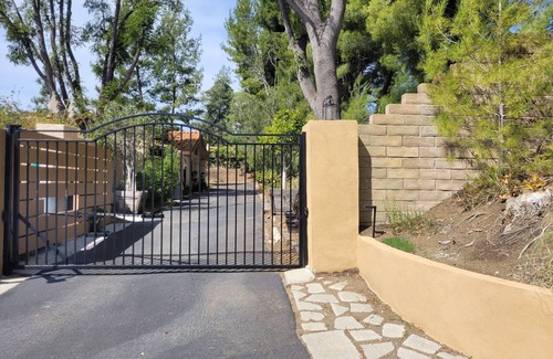 Calabasas Apartamento | Super Cute Guest Apartment with Private Entrance, Yard and Mountain Views.