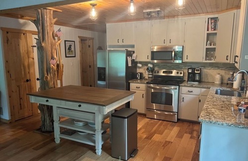 Reed Creek Casa | SUPER CUTE On the lake, Deep Water quiet cove; DOG FRIENDLY, easy walk to lake
