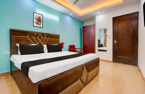 Sainik Farm Hotel | Super Hotel O Silver Key KD plaza Near Saket Metro station