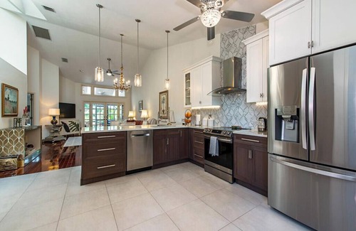 Park Shore Villa | Super Location In Park Shore Near Venetian Village and Beach Entry