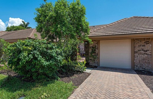 Park Shore Villa | Super Location In Park Shore Near Venetian Village and Beach Entry