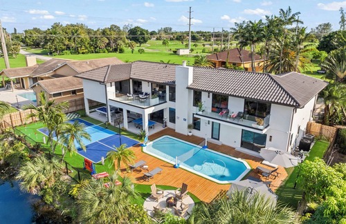 Country Club Casa | Super Lux House: 11BR Pool Jacuzzi Sauna Gym Games