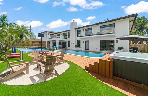 Country Club Casa | Super Lux House: 11BR Pool Jacuzzi Sauna Gym Games