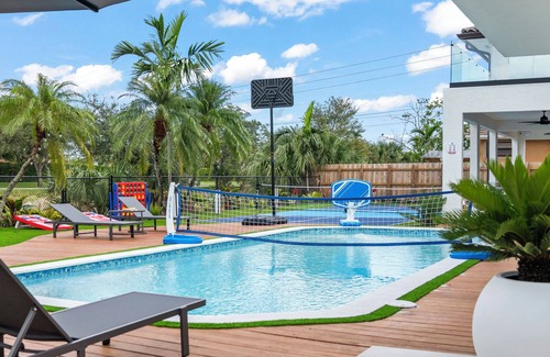 Country Club Casa | Super Lux House: 11BR Pool Jacuzzi Sauna Gym Games