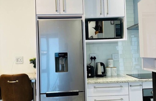 Windhoek West Apartamento | Super Luxurious Modern Apartment. Cozy, private and just 3km from Windhoek CBD.