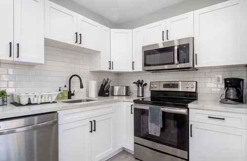 Hallandale Beach Casa | Super Modern ~3 miles to Beach~ Large Yard/Patio & BBQ